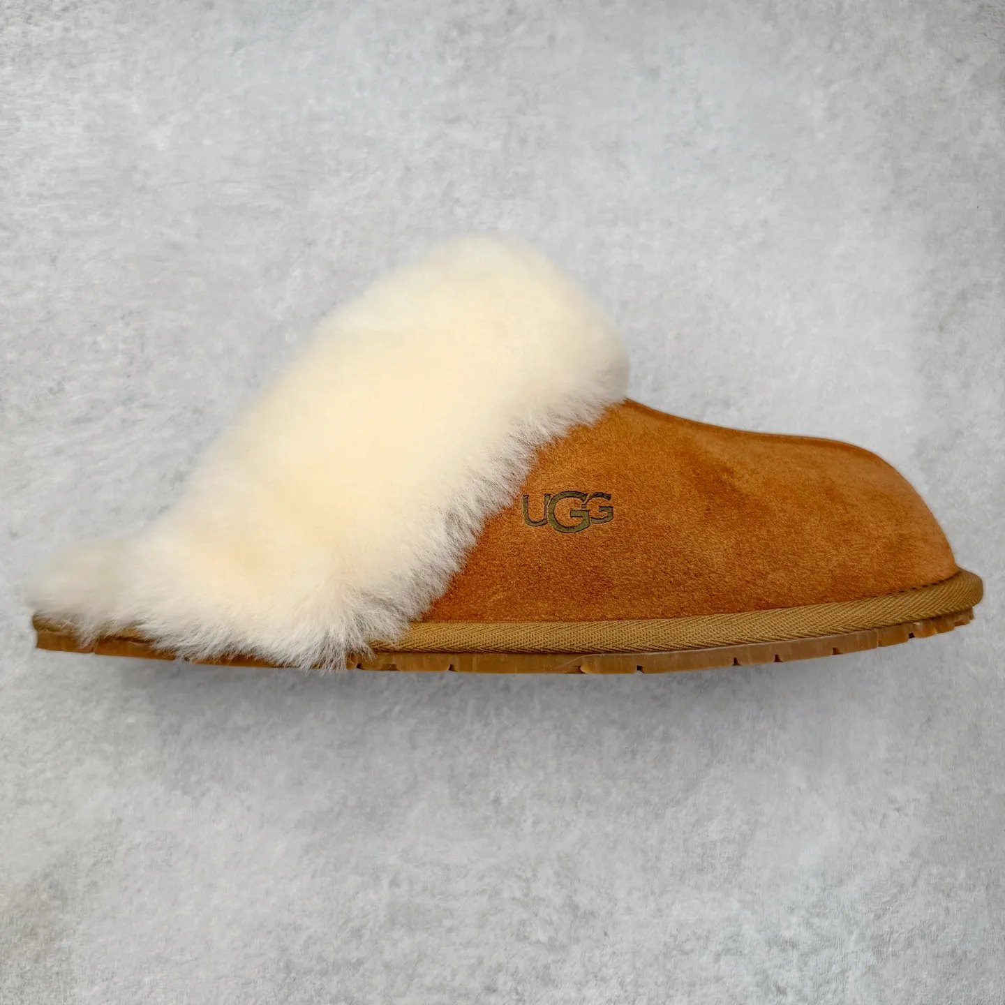 Pick up locally 💰 440 UGG slippers 2550 Star thin-soled autumn and winter sheep fur integrated snow boots. All shoes are made from the same factory as ZP. Longfeng A-grade Australian imported sheep fur integrated brand OEM production line. Fully follow the ZP process. OEM original pattern maker. Adhering to the principle of no original shoes and no development selection. Pay attention to every detail. The most authentic version on the market TREADLITE "Light Wing" technology outsole Lightweight/durable/flexible/pile size: 35 36 37 38 39 40 Coding: by2936040